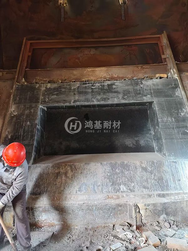 熔鋁爐爐門修補(bǔ)完成